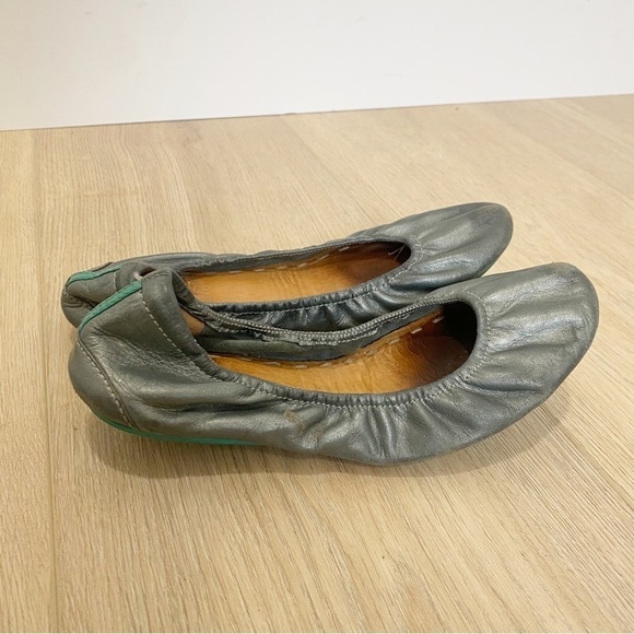 Tieks Metallic Pewter Silver Leather Slip On Ballet Flats Shoes - Picture 2 of 7